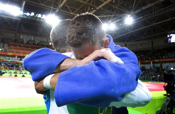 Luká Krpálek v objetí s osobním trenérem Petrem Lacinou.