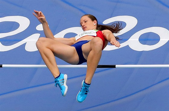eská sedmibojaka Kateina Cachová pi olympijském skoku vysokém. (12. srpna...