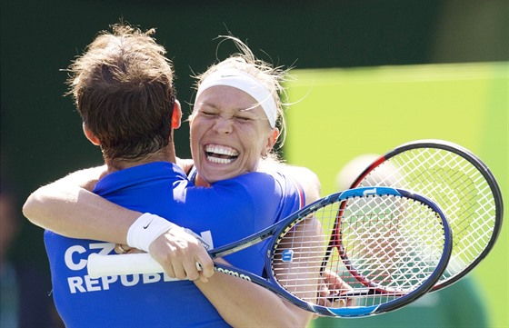 Lucie Hradeck a Radek tpnek se raduj ze zisku bronzov olympijsk medaile...