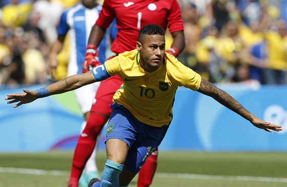 Brazilský fotbalista Neymar slaví první gól v semifinálovém utkání s...
