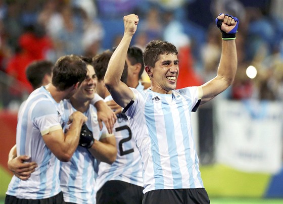 Argentintí pozemní hokejisté se radují ze zisku zlaté olympijské medaile po...