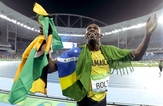 Jamajan Usain  Bolt si na oslavu vítzství v závodu na 200 metr vzal krom...