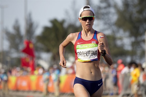 Aneka Drahotová dola v olympijském závodu en v chzi na 20 km na desátém...