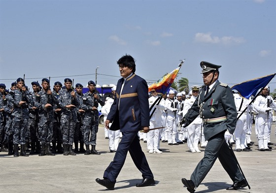 Bolivijský prezident Evo Morales otevel ve mst Warnes vojenskou,...