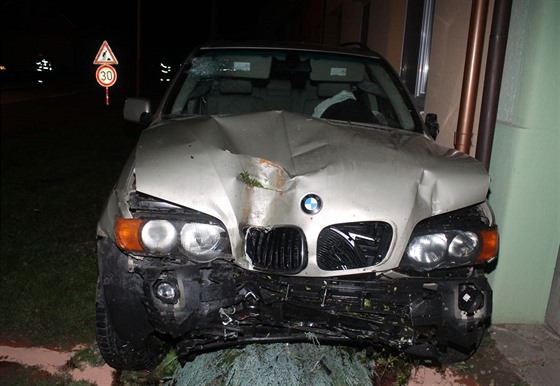 Opilý idi se svým BMW narazil v Kozojídkách do sloupu veejného osvtlení,...