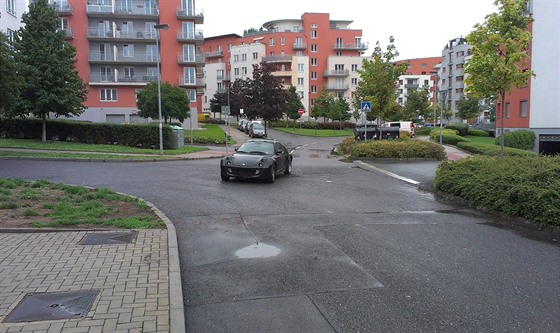 Takové nezabrdné auto je velmi nebezpené. Lidé ho mohou odstrkat vlastn...