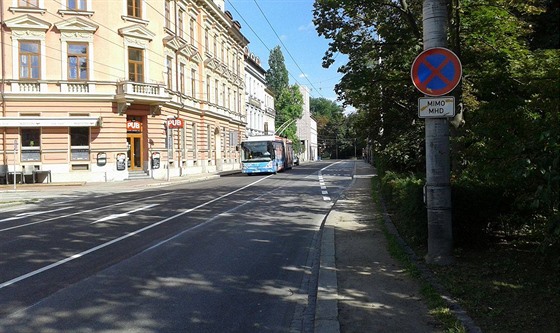 Frekventovaná ulice Na Sadech má nový povrch.