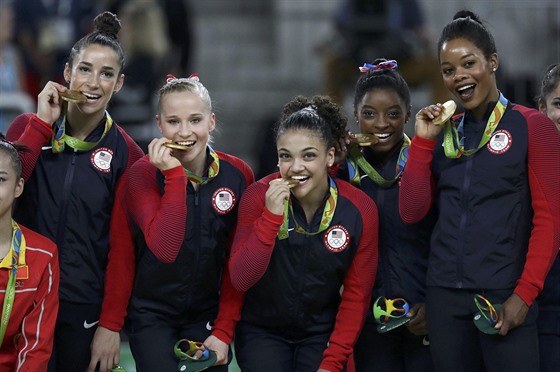 Americké gymnastky obhájily zlato z Londýna v souti drustev. Druhá zprava...