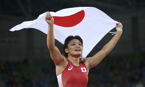 JAPONSKÁ RADOST. zápasnice Kaori Iová porazila ve finále váhy do 58 kg Rusku...