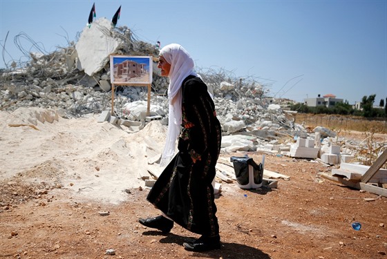 Palestinci u domu zboeného izraelskými úady kvli chybjícímu povolení k...