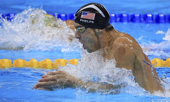 ZA DALÍM ZLATEM. Michael Phelps na polohové dvoustovce na olympijských hrách v...