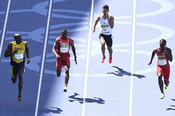 TOMU TO ALE B̎Í... Jamajský sprinter Usain Bolt (vlevo) v olympijském rozbhu...