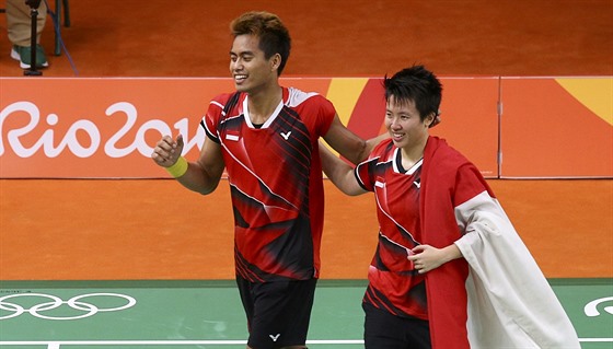 Badmintonisté Indonésie Tontowi Ahmad a Liliyana Natsirová po vítzství v...