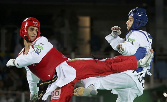 Jordánský taekwondista Ahmad Abughau (vlevo) ve finálovém souboji kategorie do...