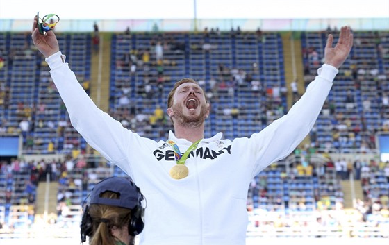 Nmecký diska Christoph Harting na stupních vítz poté, co ovládl olympijský...