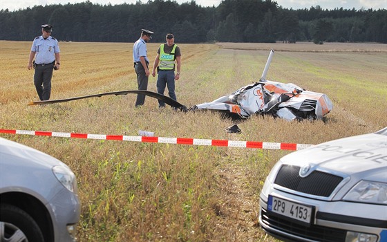 Pi pádu vrtulníku u Kaznjova na Plzesku zahynuli dva lidé. (16. srpna 2016)