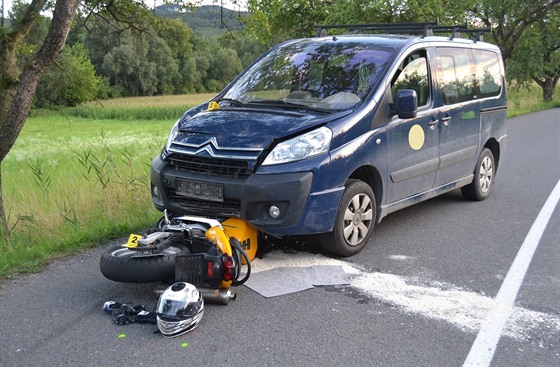 Motorká skonil zapíchnutý pod protijedoucím vozem. Vyvázl s lehkým zranním.