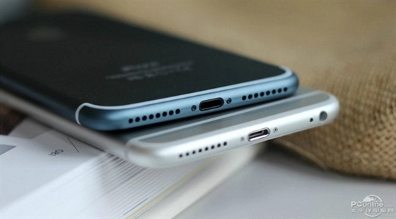 iPhone 7 v modrém provedení ve spolenosti souasného modelu 6s jet s 3,5mm...