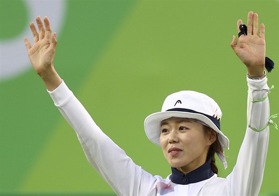 Korejka ang Hje-in se raduje z olympijského zlata v lukostelb.