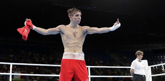 Michael Conlan se zlobí na rozhodí.