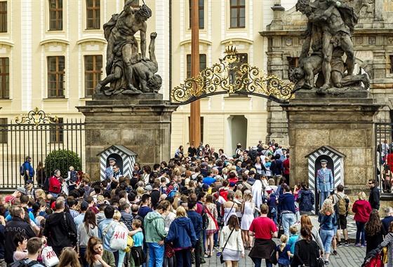 A dvousetmetrové fronty trápí v posledních dnech turisty, kteí musí...