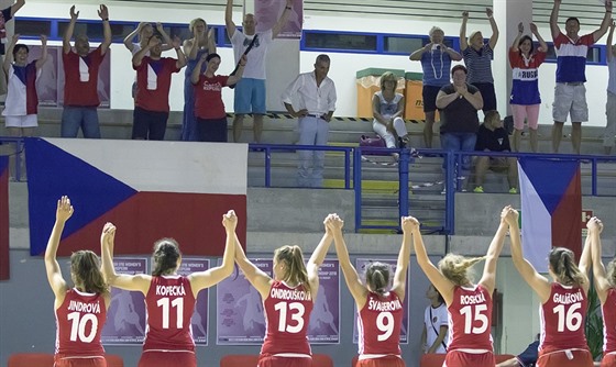 eské basketbalistky do 16 let se radují z výhry nad Srbkami.