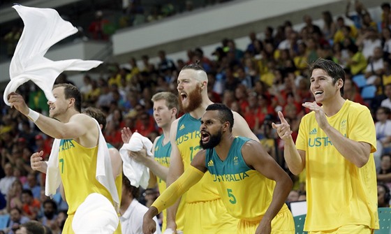 Australtí basketbalisté se radují bhem utkání s Francií.