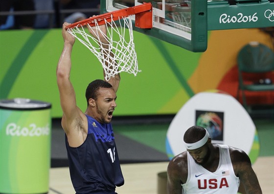 Francouzský pivot Rudy Gobert (vlevo) oslavuje svou sme do amerického koe, v...