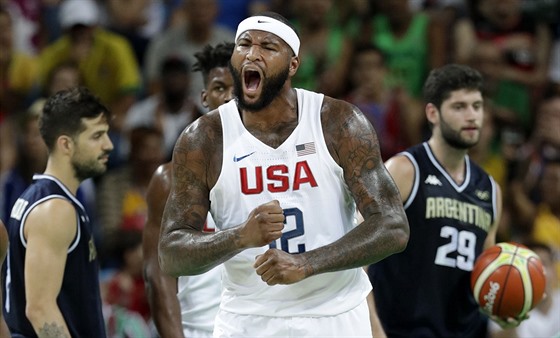 Americký basketbalista DeMarcus Cousins se raduje ze svého koe proti Argentin.