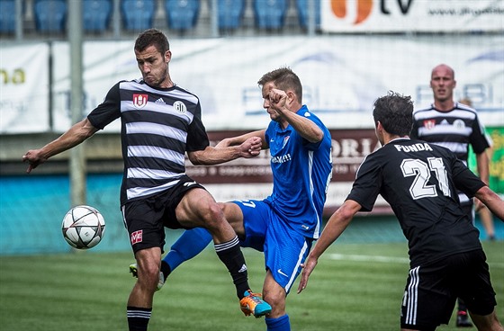 Dynamo (v pruhovaném) se s Vítkovicemi utkalo v srpnu v eských Budjovicích. Domácí vyhráli 1:0.