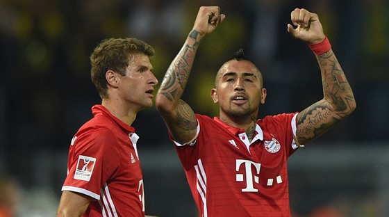 Thomas Müller (vlevo) a Arturo Vidal z Bayernu Mnichov slaví gól proti...