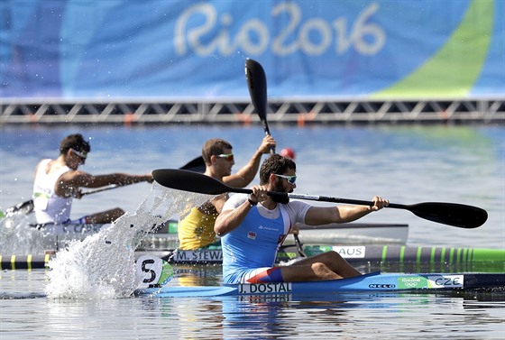 Kajak Josef Dostl (vpedu) bhem rozjky na olympijskch hrch v Riu de...