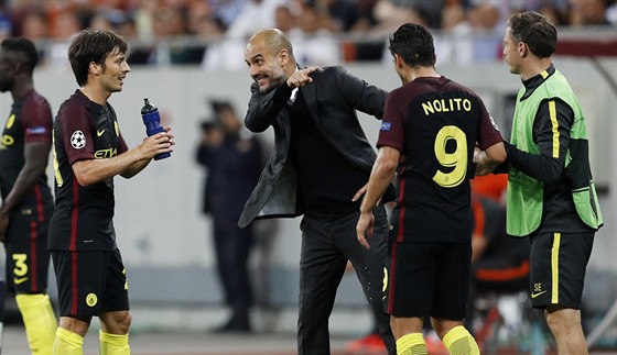 TAKHLE, JO? Kou Manchesteru City Josep Guardiola udílí pokyny svým svencm v...