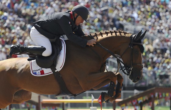 Francouzský jezdec Roger-Yves Bost a k Sydney Une Prince v olympijském...