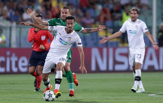 Vydaená premiéra k úspchu nevedla Slovenský záloník Jabub Hromada (vpravo) nastoupil proti Ludogorci Razgrad poprvé za plzeskou Viktorii v evropských pohárech v základní sestav. Nevedl si patn, ale po zápase byl i on smutný z poráky 0:2