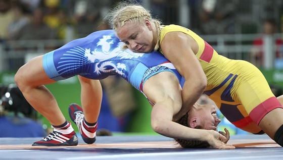 eská zápasnice Adéla Hanzlíková (v modrém) v duelu proti védce Henn Katarin Johanssonové - ilustraní snímek.