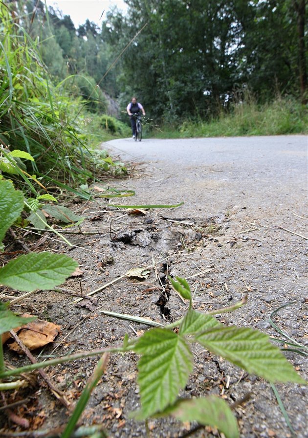 Betonový blok, který se ze skládky suti na cyklostezku zítil, firma okamit...