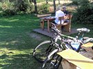 Aby se cyklisté neváleli na louce, vyrobil jim Miroslav Hron i venkovní nábytek...