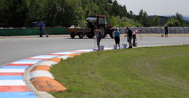 Na brněnském Masarykově okruhu se připravují na Velkou cenu. Mezi nutné úpravy... Na brněnském Masarykově okruhu se připravují na Velkou cenu. Mezi nutné úpravy...