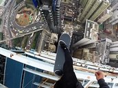 Skateboarder na vrcholu mrakodrapu v Hongkongu Skateboarder na vrcholu mrakodrapu v Hongkongu