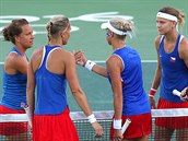 esk tenistky Barbora Strcov (vlevo) a Lucie afov (vpravo) porazily...