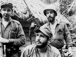 Fidel Castro jako mladý revolucioná (uprosted) v doprovodu svého bratra Raúla...