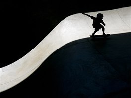 SILUETA: Desetiletý Dylan Pacheco na souti skateboardist ve mst Boise ve...