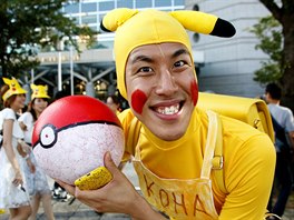 ZUBATÝ PIKAU. Sraz milovník Pokémon v japonské Jokoham.