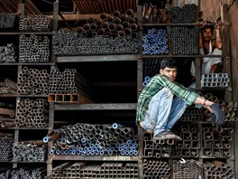 BIDÝLKO. Obchod s kovovými trubkami v indické Bombaji.
