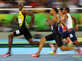 OHLÉDNUTÍ.  Usain Bolt kontroluje soupee v semifinále bhu na sto metr.