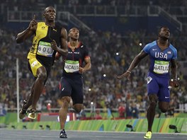 NADVLDA POKRAUJE. Usain Bolt (vlevo) potet za sebou vyhrl olympijskou...