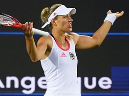 Nmeck tenistka Angelique Kerberov rozhazuje rukama ve finle olympijskho...