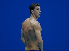 Mohutné svaly amerického plavce Michaela Phelpse jsou sice pokryty modinkami...