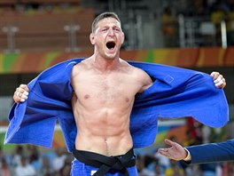 ZLATÁ RADOST. eský judista Luká Krpálek zvítzil v olympijském finále nad...